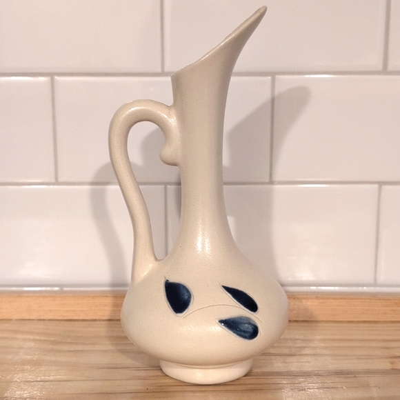 VTG 1973 Hand Painted Cobalt Leaf Williamsburg Pottery Small Stoneware Pitcher. - Picture 1 of 12